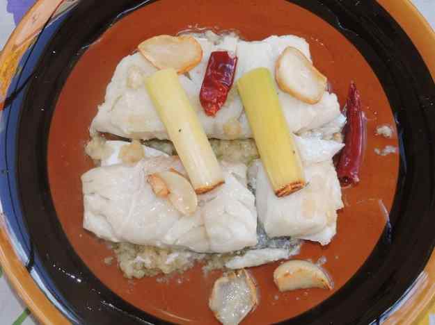 Bacallà al pil pil i calçots amb salsa romesco